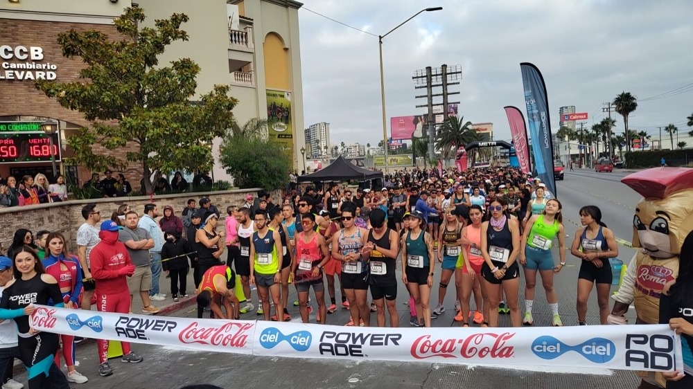 Atleta corre maratón con perrito atropellado y lo abandona