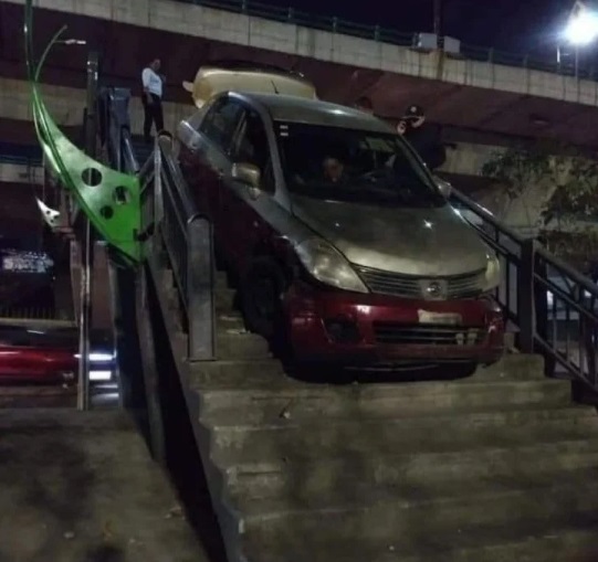 Así quedó auto sobre puente peatonal en Edomex