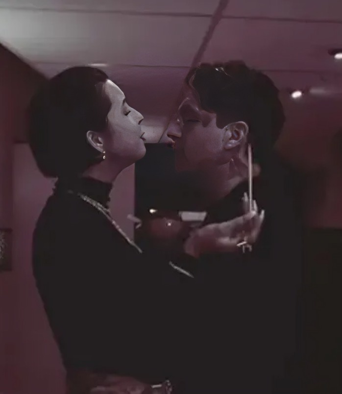 Beso de Christian Nodal y Ángela 