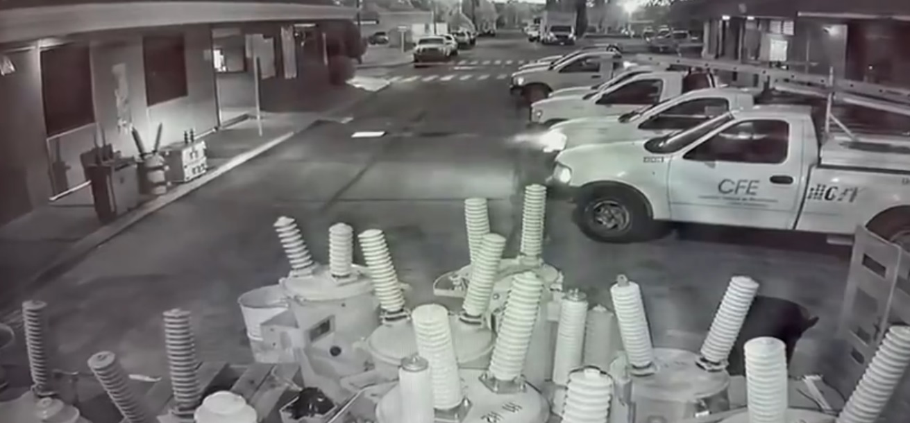 Camioneta de la CFE se mueve sola durante la noche
