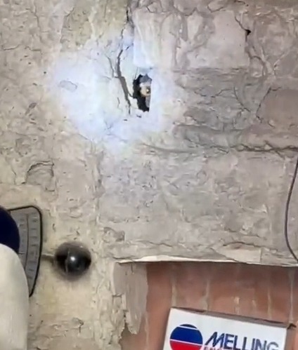 Captan ojo tras hoyo en pared