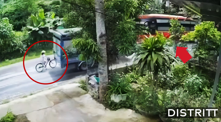 Ciclista intenta rebasar a camión y autobús lo atropella