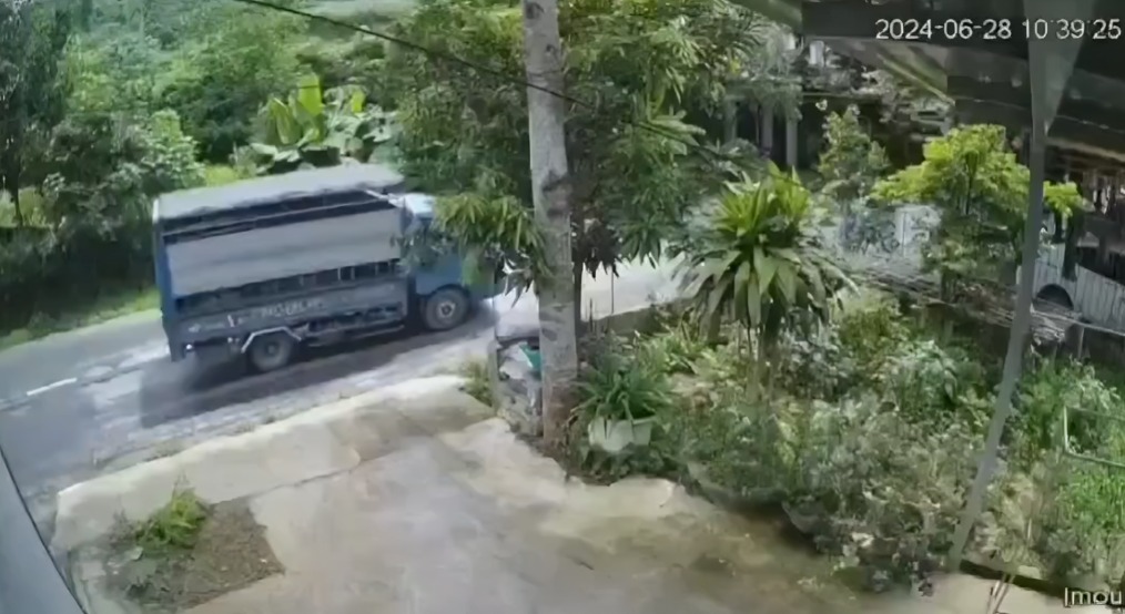 ciclista intenta rebasar camión