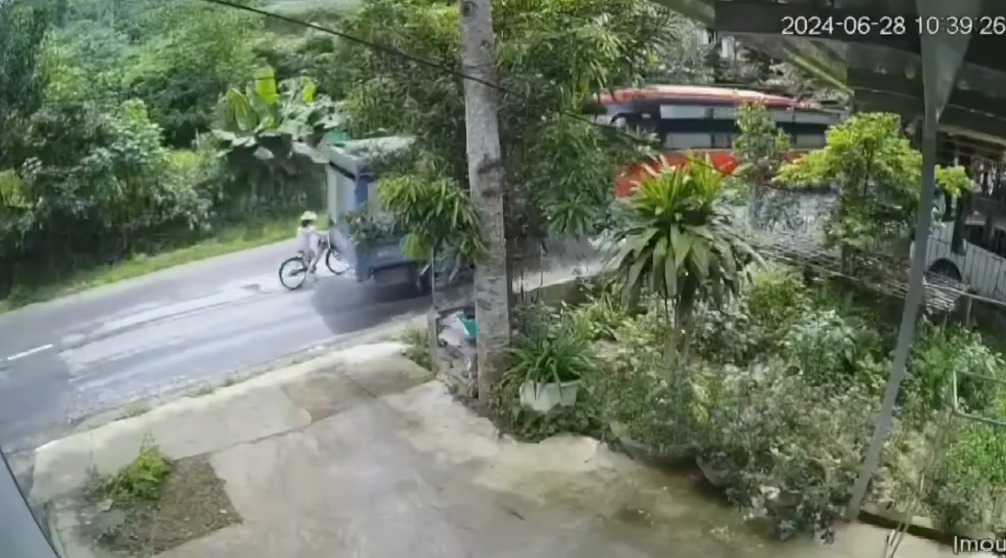 ciclista rebasa camión y autobús lo embiste
