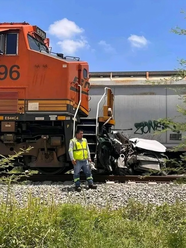 Coche embestido por tren en Nuevo León