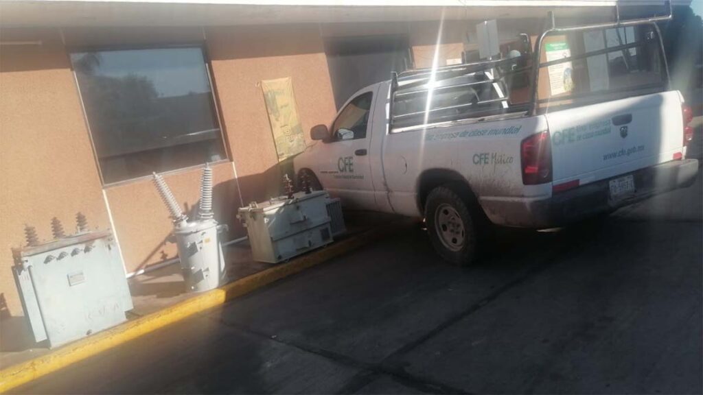 Así quedó camioneta de CFE que se movió sola 