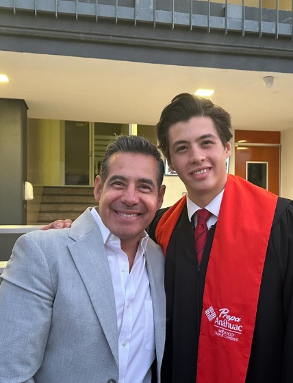 Graduación del hijo de Yordi Rosado