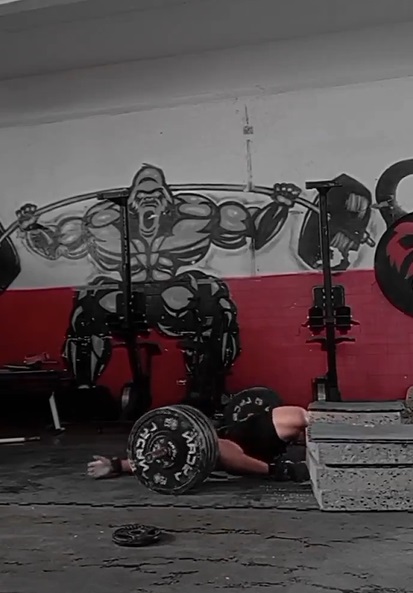 Joven cae por cargar de más en gym