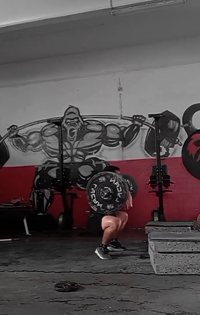 Hombre se fractura espalda en gym