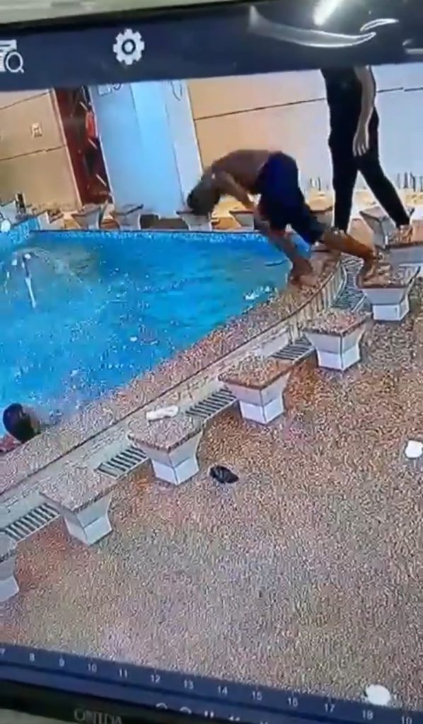 Hombre se tira clavado en alberca