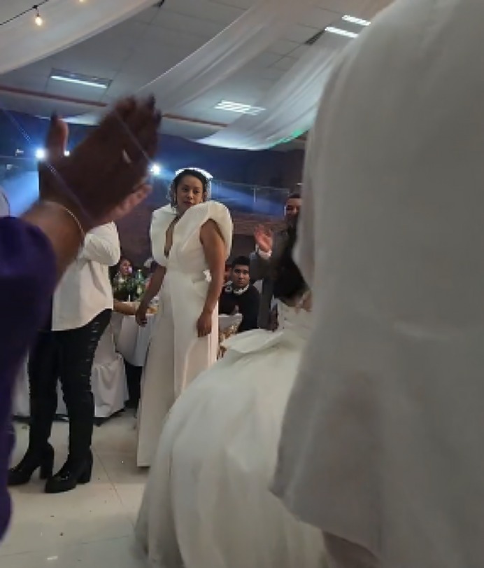 internautas criticana invitada por usar vestido blanco en una boda