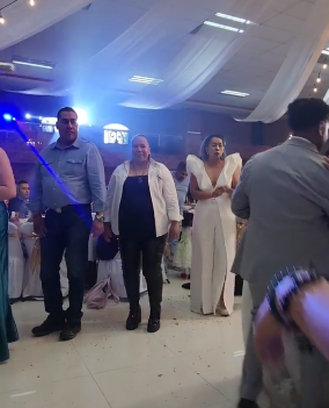 invitada asiste a boda vestida de blanco
