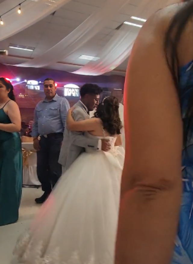 invitada intenta opacar novia con su vestido