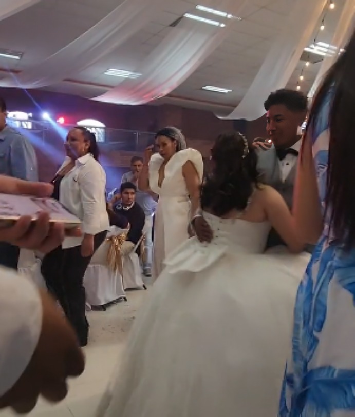 invitada usa vestido blanco y atrevido en boda