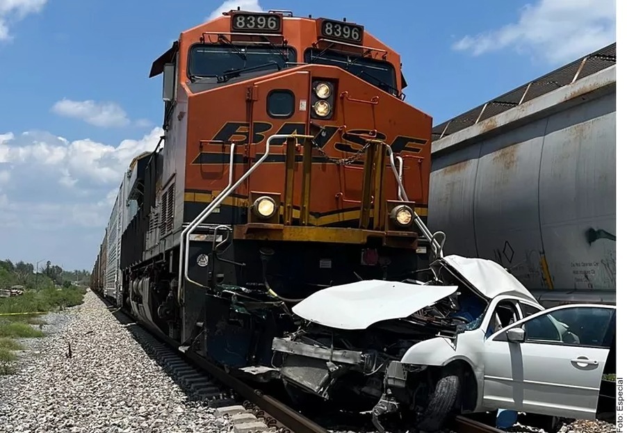 Mamá e hijo mueren tras embestida de tren