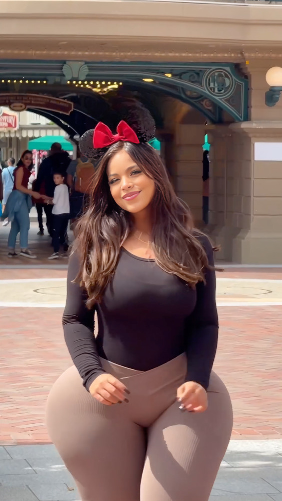 Modelo curvy denuncia burlas en Disneyland por su cuerpo