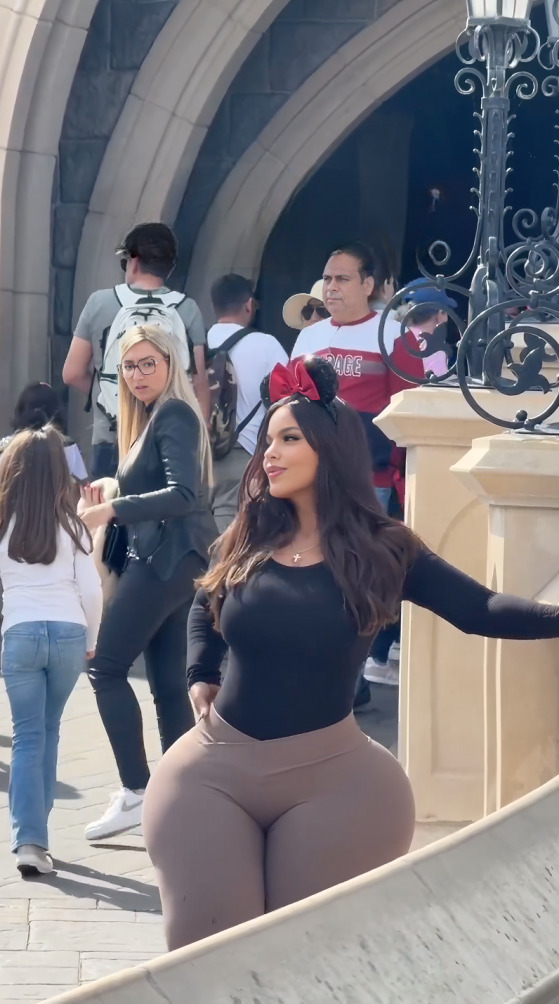 Modelo curvy denuncia burlas en Disneyland por su cuerpo