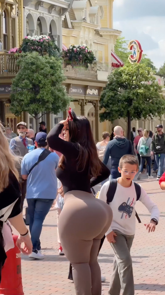 Modelo curvy denuncia burlas en Disneyland por su cuerpo