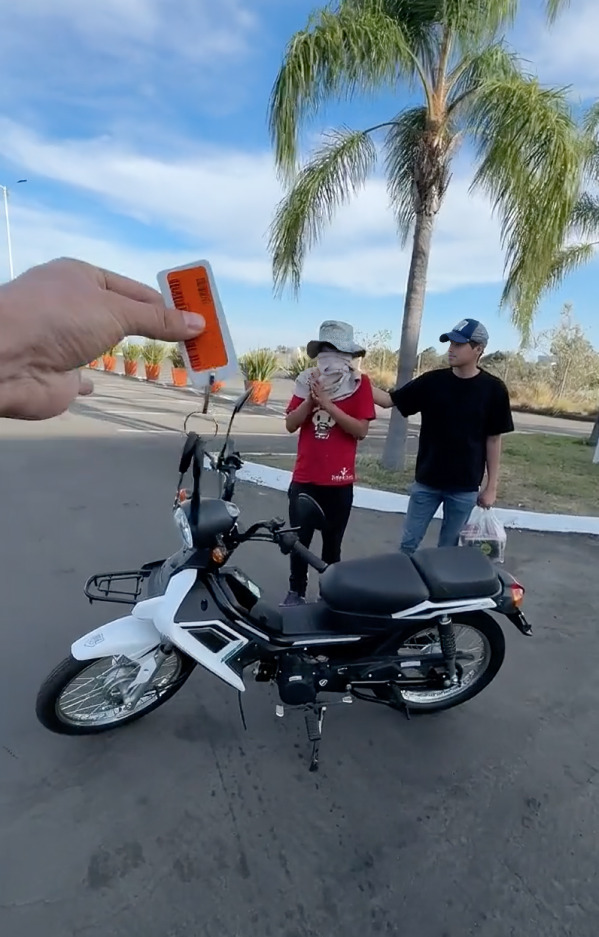 Influencer regala moto a vendedor ambulante y la rechaza