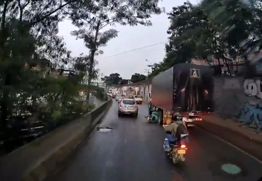 Motociclista pierde el control y cae debajo de tráiler