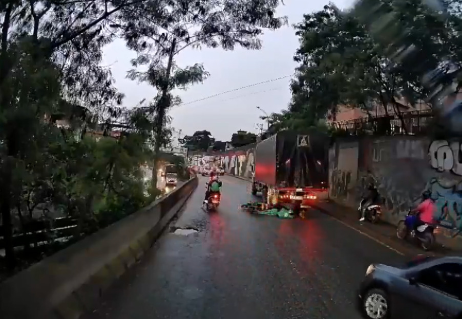 Motociclista pierde el control y cae debajo de tráiler