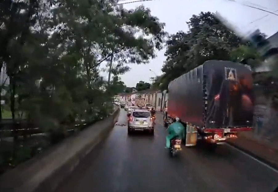 Motociclista pierde el control y cae debajo de tráiler