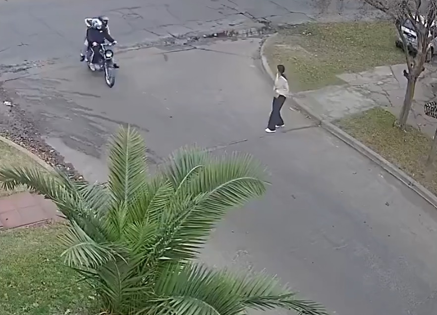 mujer caminaba sola antes del asalto