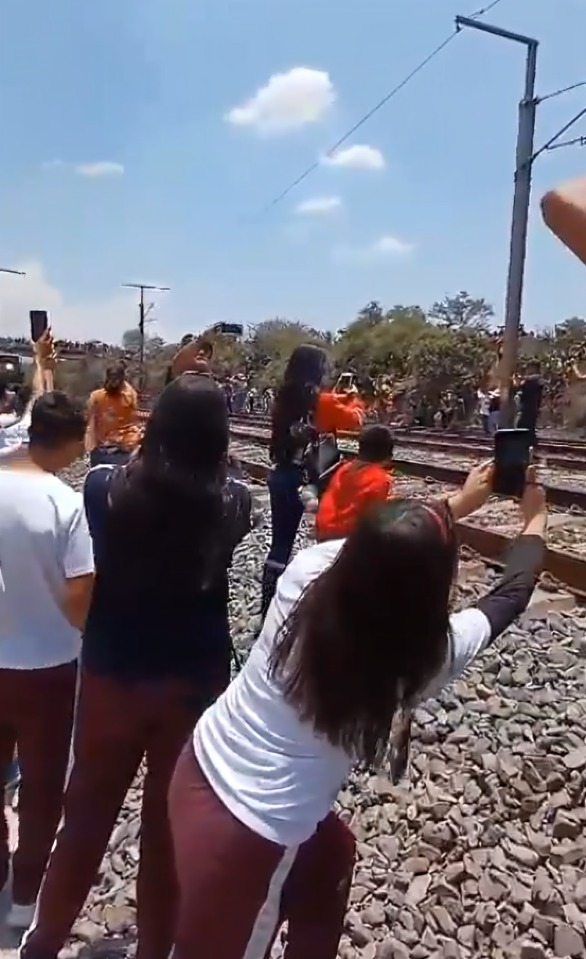 mujer se acercó demasiado a las vías del tren