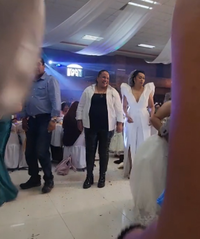 novios bailaban en centro de la pista