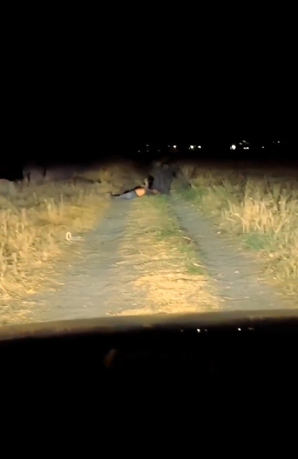 padre e hija conducian camino de terracería