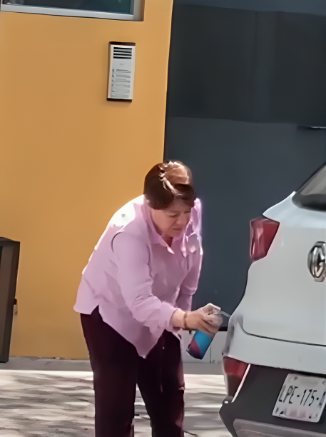 Señora grafitea camioneta