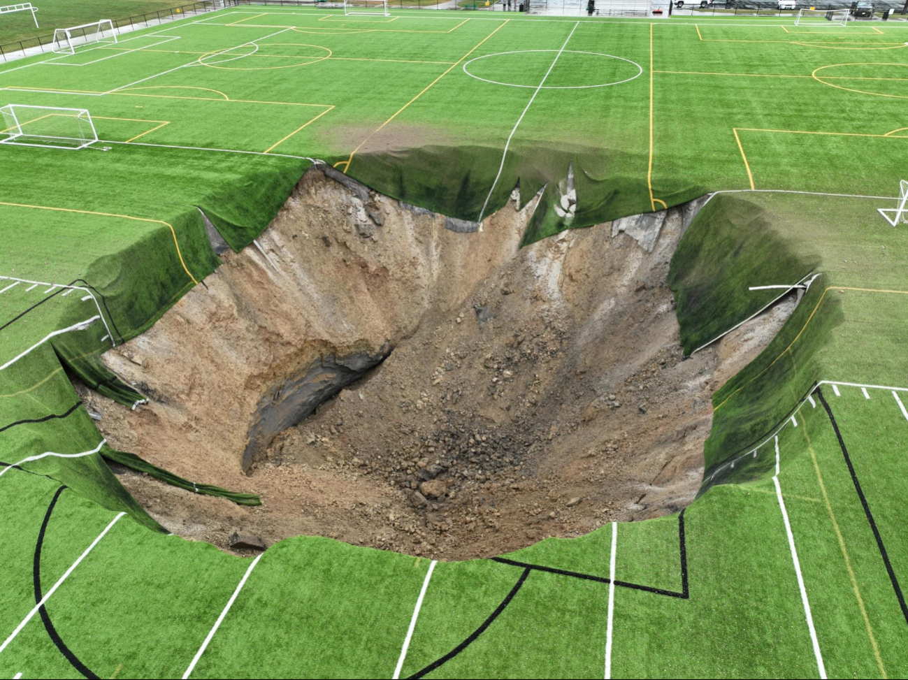 Socavón se traga campo de futbol en Estados Unidos