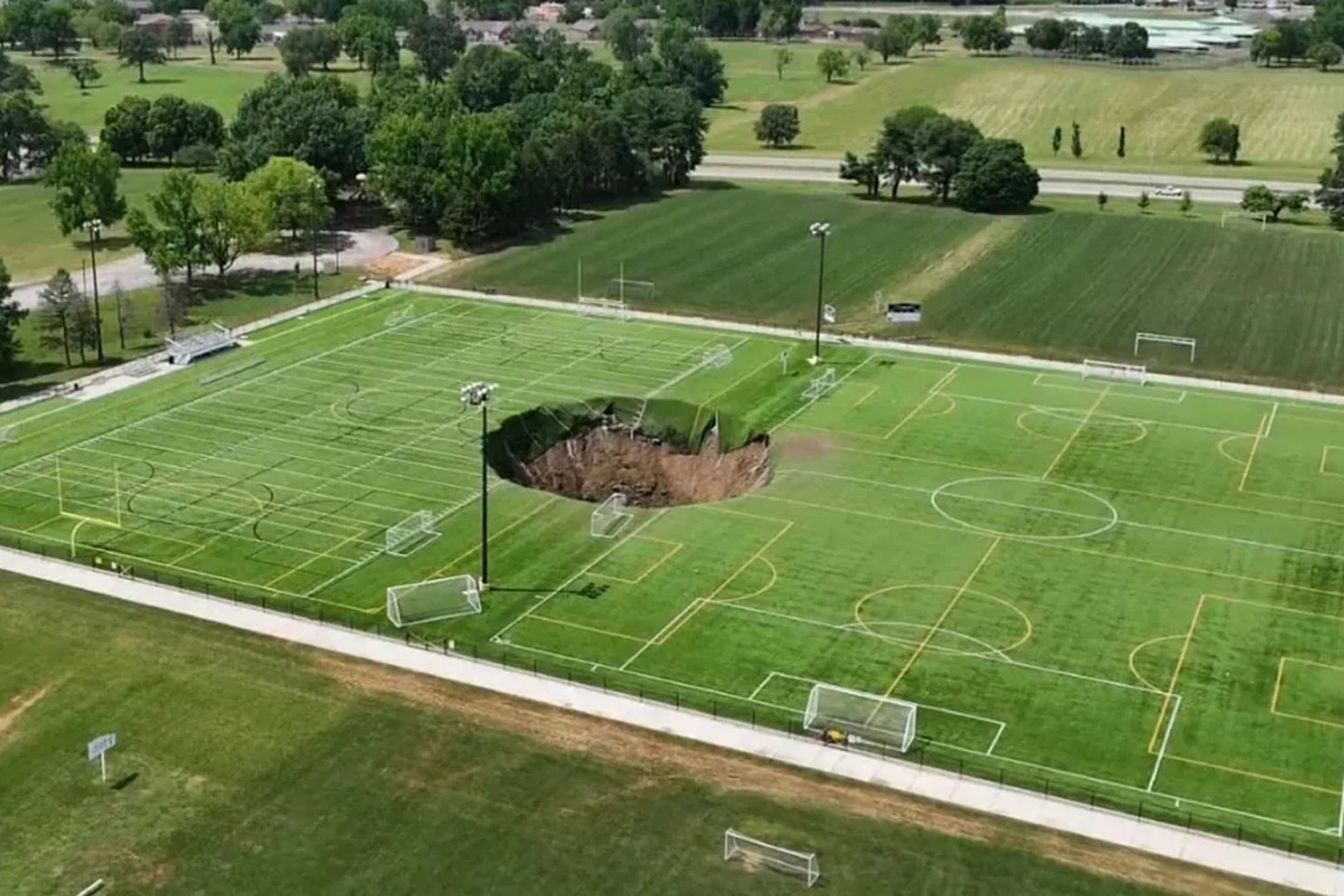 Socavón se traga campo de futbol en Estados Unidos