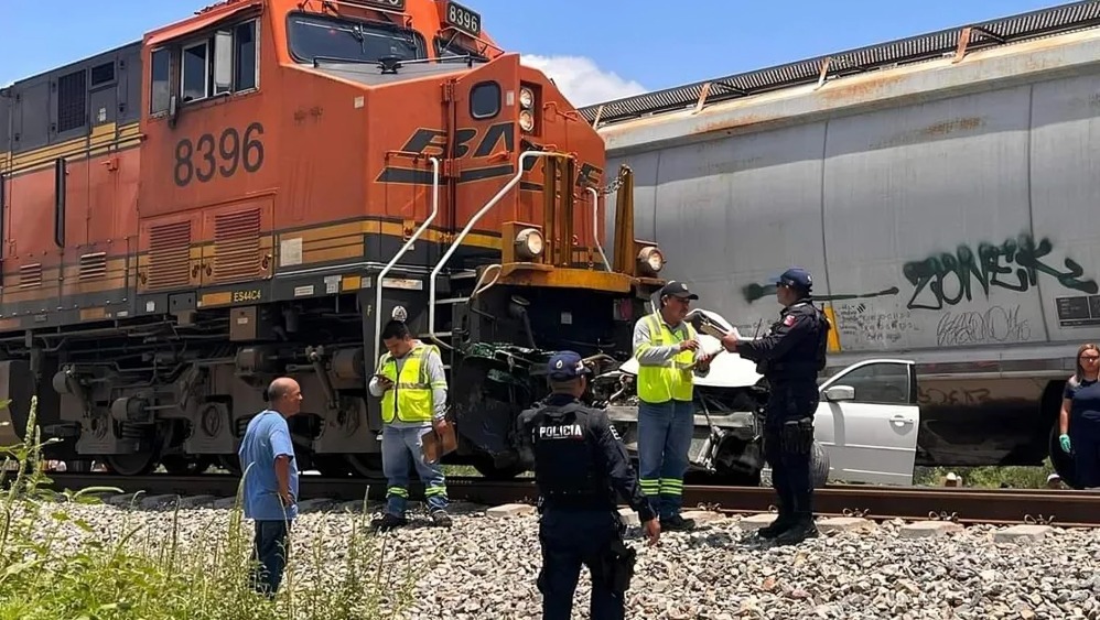 Tren embiste a coche con mamá e hijo en Nuevo León 