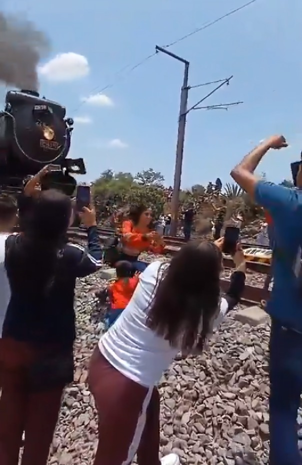 Mujer termina embestida por tren en Hidalgo