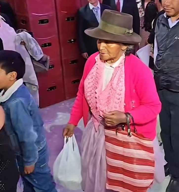 Abuelita con regalo de boda