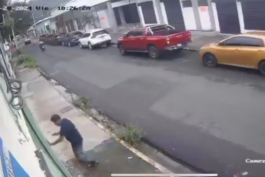 Borracho caminaba sosteniéndose de pared