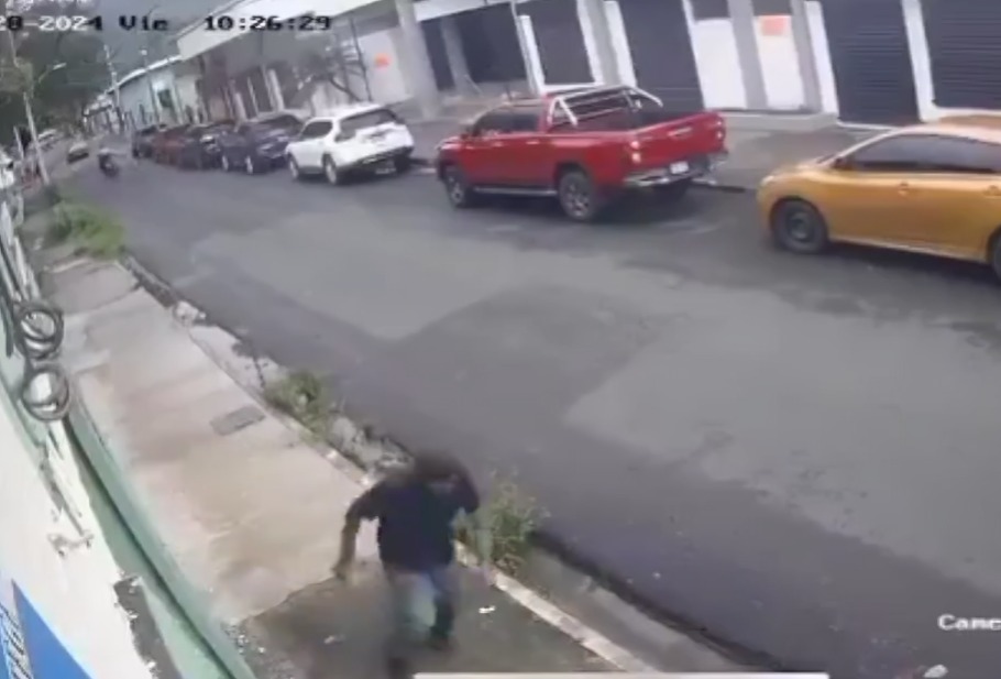 Borracho pierde el equilibrio y cae en avenida