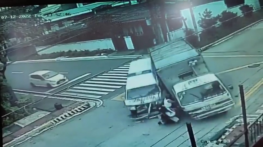 choque provoca que combi atropelle a motocilistas