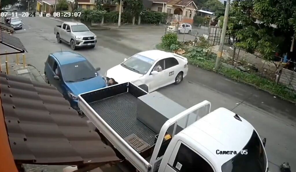 Coche atropella a motociclista