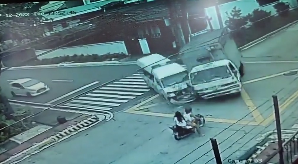 combi y camión chocan en plena avenida