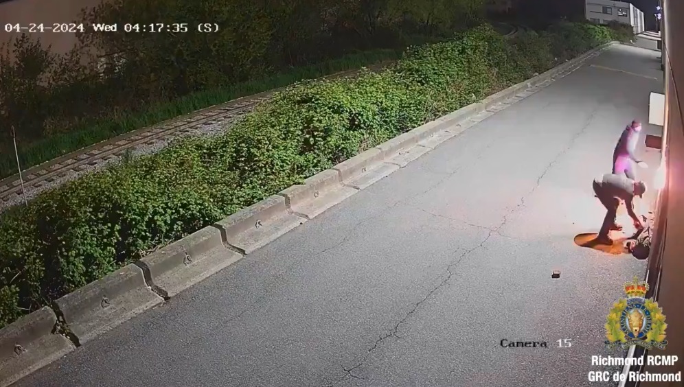 hombre intenta incendiar negocio