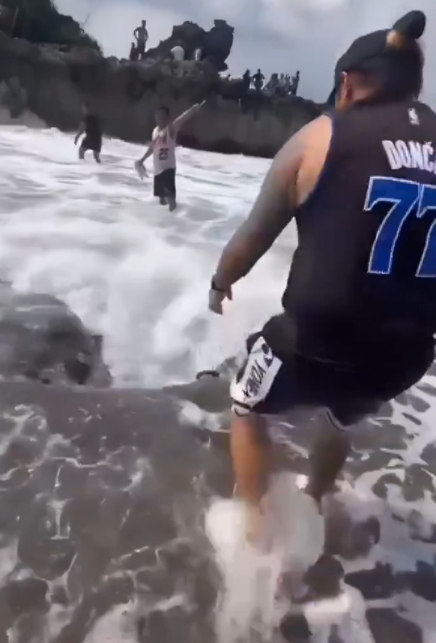 joven desaparece tras ser arrastrado por el mar