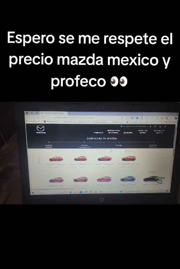 joven encuentra auto Mazda en oferta