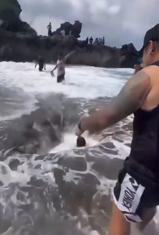 joven es arrastrad por las olas del mar