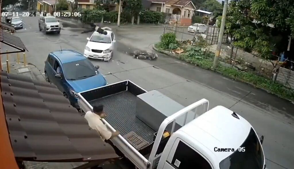 Motociclista choca contra auto a alta velocidad