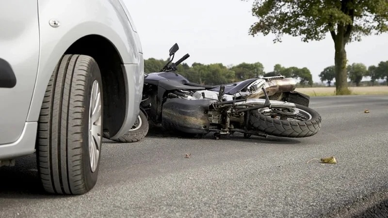 motociclista choca contra auto
