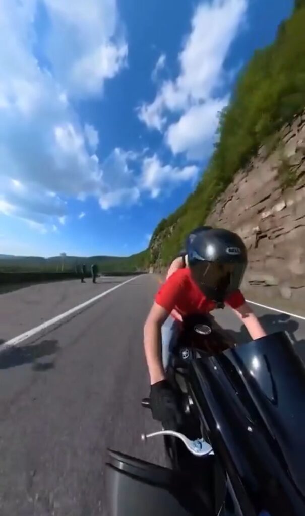 Motociclista con mujer