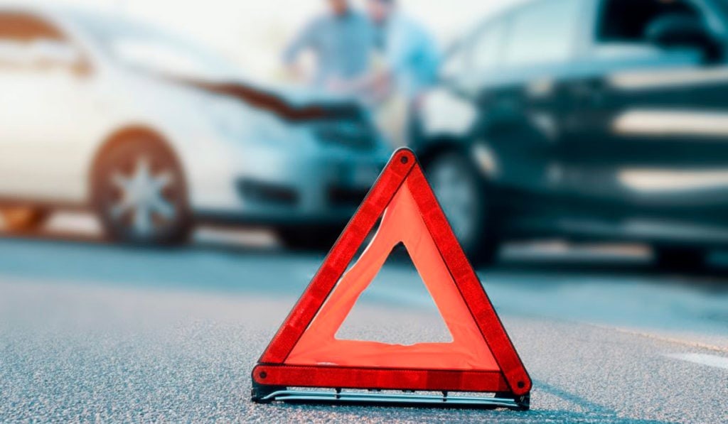 Motociclista embestido contra auto