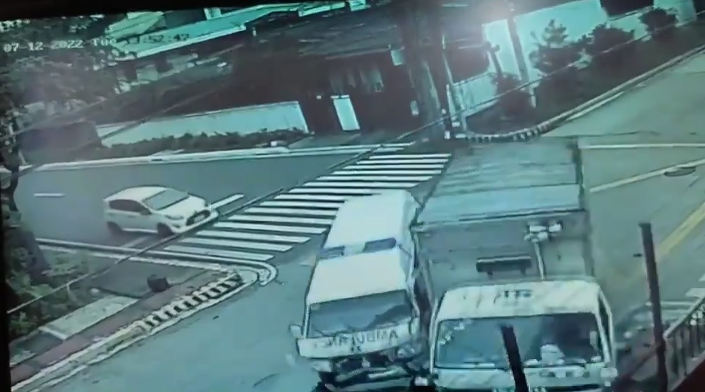 Motociclistas son atropellados por camión y combi